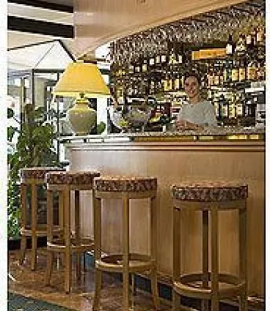 里摩日中心美居酒店 酒店 4*